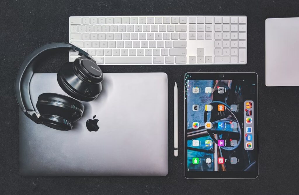スマートフォン、PC、タブレット、バッグの留め金、スピーカーなど、強力な磁気を発するものが